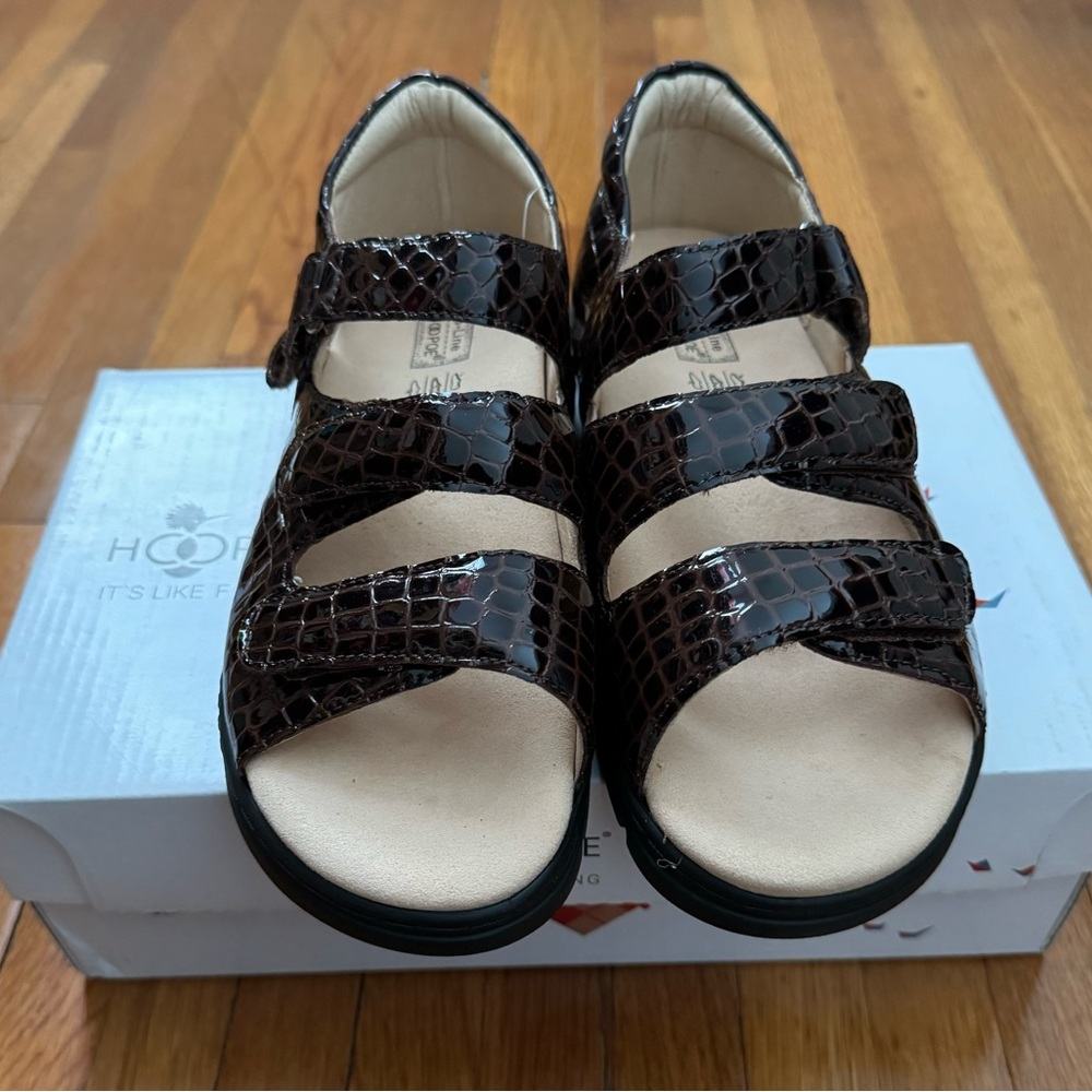 NWT Ortho-Line by Hoopoe Andrea brown crocodile print sandals, size 9 W boho